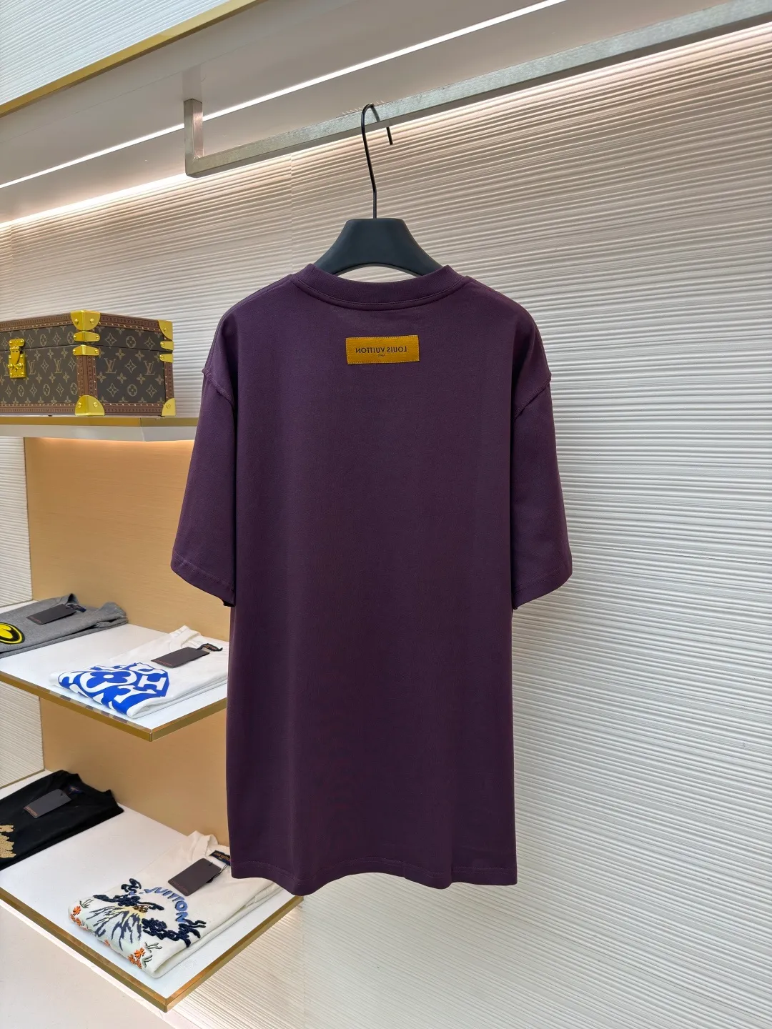 LOUISVUITTON embossed small label T-shirt ●Authentic product: Purchased and developed by 5450 ●Item number: 1682104-A00 ●Fabric: pure cotton fabric ●Technology: embossed production ●Version: fitted version ●Weight: about 300 grams ●Size: XS-S-M-L ●Description: Fabric is 40S/2 Double-strand smooth cotton plain weave, dust-free wool processing; matching 40s single-strand combed cotton, 280g cylindrical machine rib. The front panel is stamped and filled. After low-temperature stamping with a steel stamp, the inside is filled with foam cotton. The bottom surface is directly sealed with low-temperature hot melt glue at 80 degrees Celsius. The integrated machine operation makes the relief pattern three-dimensional and full and stylish. High-quality products require natural and beautiful products. The overall wiring is straight and delicate, the fabric is comfortable and soft, and the color is consistent without color difference. It can be matched with the same style to create a fashionable look and control various occasions. Customized accessories, complete with three standards, same style for men and women!